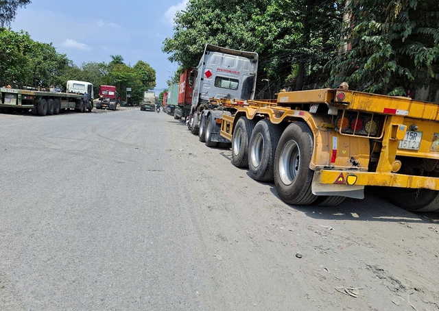 Xe tải, container đậu bát nháo trên đường Xe tải, container đậu bát nháo trên đường