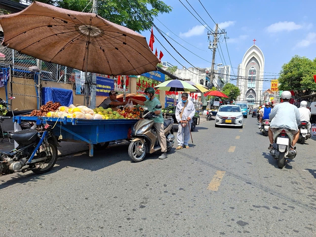 Buôn bán lấn chiếm lòng, lề đường Buôn bán lấn chiếm lòng, lề đường