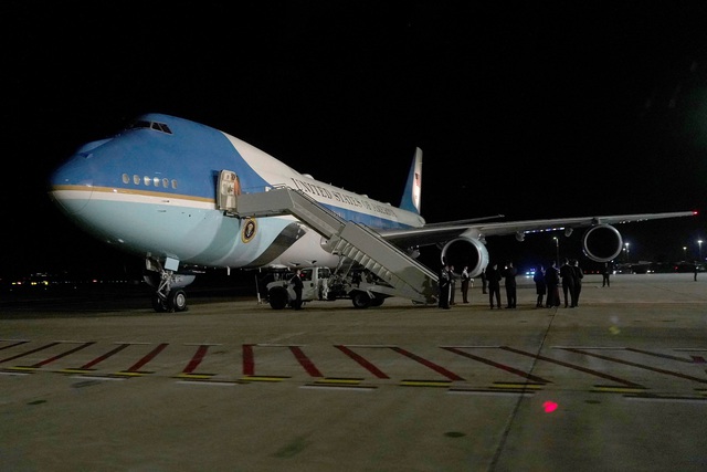 Mỏi mòn chờ chuyên cơ Không lực Một mới, ông Trump tính ‘phương án B’ Mỏi mòn chờ chuyên cơ Không lực Một mới, ông Trump tính ‘phương án B’