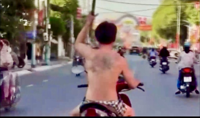 B&igrave;nh Dương: Nam thanh ni&ecirc;n v&aacute;c rựa diễu phố bị CSGT bắt như trong phim - Ảnh 1.