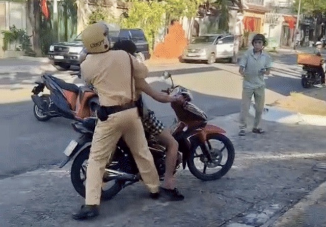 B&igrave;nh Dương: Nam thanh ni&ecirc;n v&aacute;c rựa diễu phố bị CSGT bắt như trong phim - Ảnh 2.