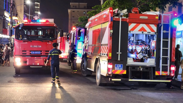 Ch&aacute;y chung cư Mường Thanh, khu phố du lịch Đ&agrave; Nẵng n&aacute;o loạn - Ảnh 1.