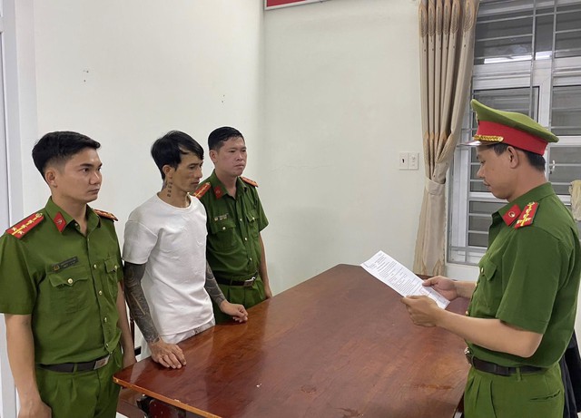 Bắt giữ đối tượng đ&acirc;m phụ nữ Ninh Thuận trọng thương sau hơn 1 th&aacute;ng lẩn trốn - Ảnh 1.