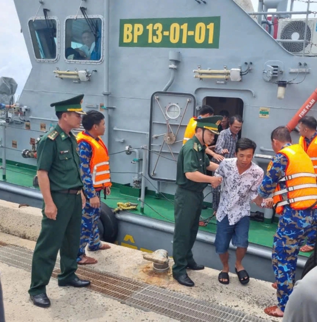 10 ngư dân gặp nạn trên biển vì va chạm với tàu nước ngoài 10 ngư dân gặp nạn trên biển vì va chạm với tàu nước ngoài