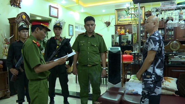 Bình Thuận: Công an vây quán bar Parinight , tạm giữ 42 người sử dụng ma túy - Ảnh 4.