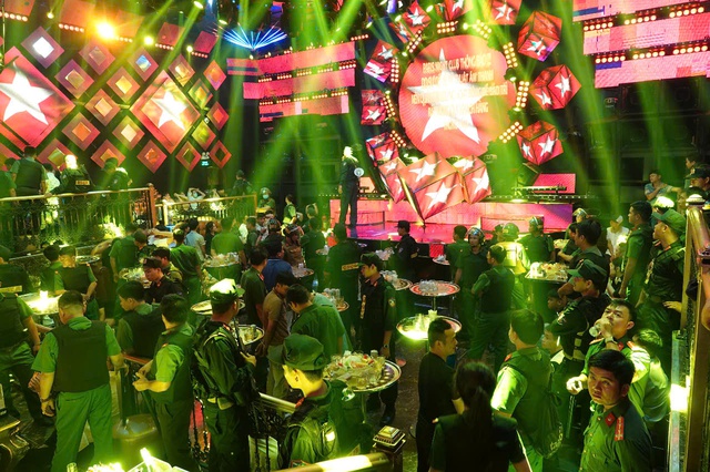 Bình Thuận: Công an vây quán bar Parinight , tạm giữ 42 người sử dụng ma túy - Ảnh 1.