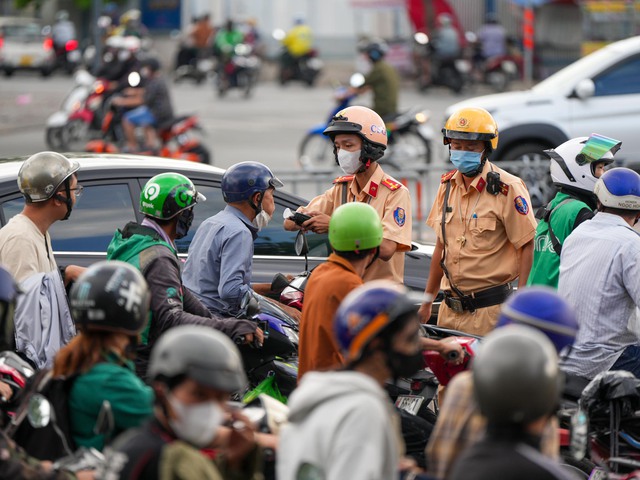 Hơn 2.100 người bị phạt vi phạm nồng độ cồn trong ngày 2.5 Hơn 2.100 người bị phạt vi phạm nồng độ cồn trong ngày 2.5