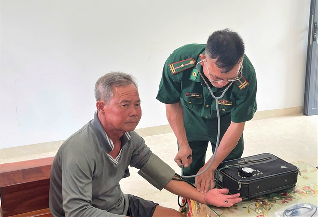 Va chạm với tàu nước ngoài, tàu cá bị chìm, 10 ngư dân được cứu vớt - Ảnh 2.