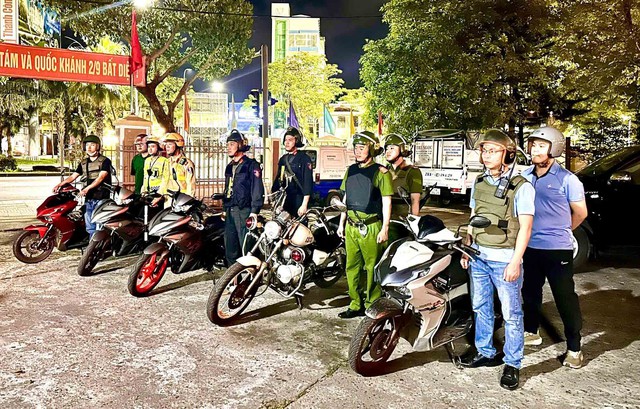 Đêm xuống phố giữ bình yên, ngày xây nhà cho người nghèo miền núi- Ảnh 1. Đêm xuống phố giữ bình yên, ngày xây nhà cho người nghèo miền núi- Ảnh 1.