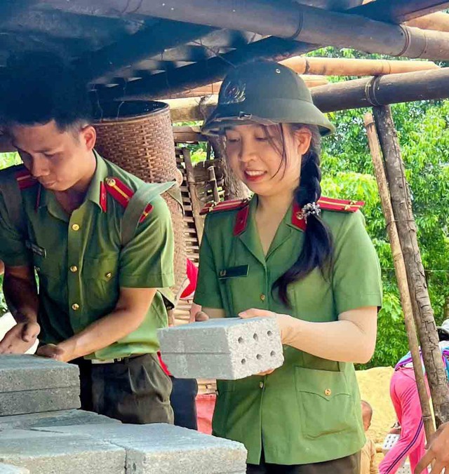 Đêm xuống phố giữ bình yên, ngày xây nhà cho người nghèo miền núi- Ảnh 2. Đêm xuống phố giữ bình yên, ngày xây nhà cho người nghèo miền núi- Ảnh 2.