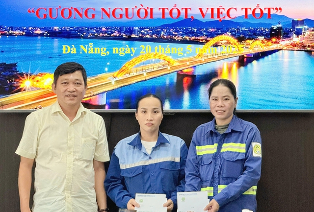 Thưởng nóng 2 nữ công nhân môi trường trả lại iPhone nhặt được Thưởng nóng 2 nữ công nhân môi trường trả lại iPhone nhặt được