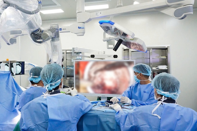 Robot AI và những ca mổ cột sống cam go cứu người bệnh thoát liệt - Ảnh 3.