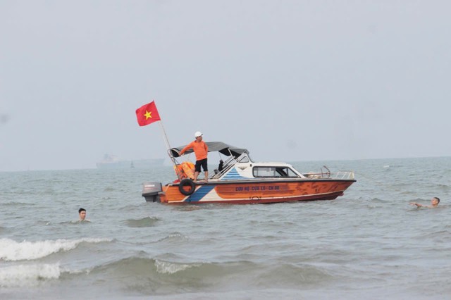 Đôi nam nữ đuối nước tử vong khi tắm biển Cửa Lò- Ảnh 1. Đôi nam nữ đuối nước tử vong khi tắm biển Cửa Lò- Ảnh 1.