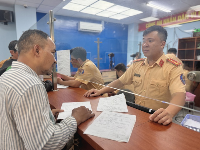 Bằng lái xe quá hạn 1 tháng không phải thi lại lý thuyết trong trường hợp nào? - Ảnh 2.