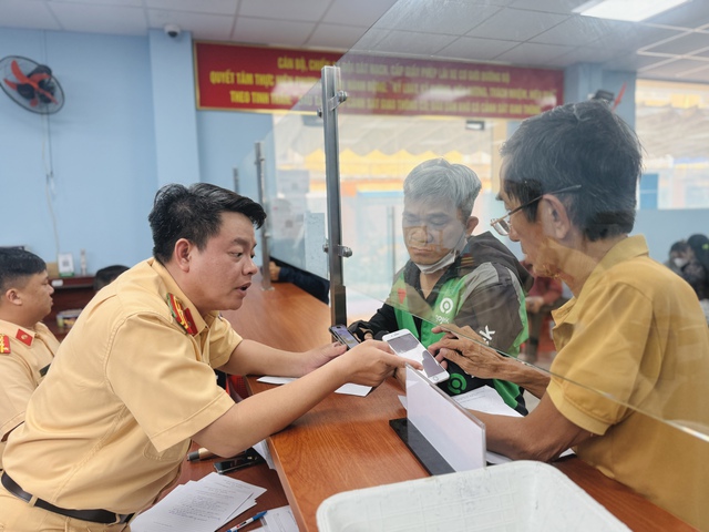 Bằng lái xe quá hạn 1 tháng không phải thi lại lý thuyết trong trường hợp nào? - Ảnh 1.