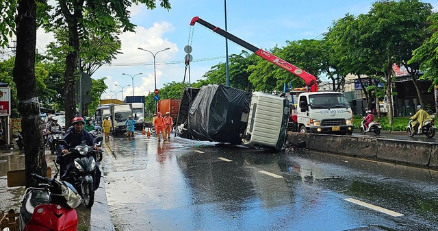 Lật xe tải, CSGT dầm mưa điều tiết giao thông nhiều giờ - Ảnh 1.