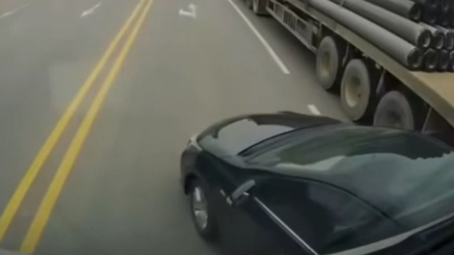 &Ocirc; t&ocirc; con bị t&ocirc;ng bẹp d&uacute;m v&igrave; t&agrave;i xế 'bon chen' - Ảnh 1.