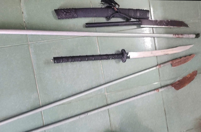 Điều tra vụ 19 người đem hung khí đến nhà người dân đòi nợ- Ảnh 2. Điều tra vụ 19 người đem hung khí đến nhà người dân đòi nợ- Ảnh 2.