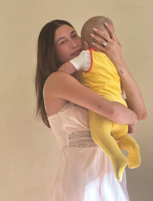 Hailey Bieber thừa nhận gặp khó khăn sau sinh con - Ảnh 2.