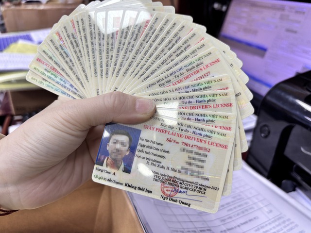 CSGT thu hồi và hủy bỏ bằng lái xe trong trường hợp nào? - Ảnh 2.