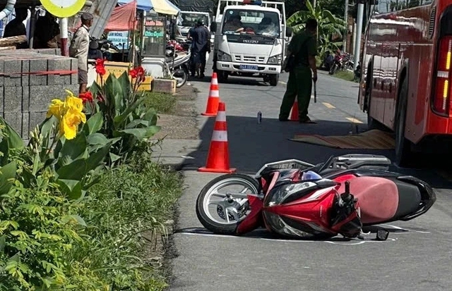Xe m&aacute;y va chạm với xe kh&aacute;ch khiến c&ocirc; g&aacute;i 22 tuổi tử vong tại chỗ- Ảnh 1.
