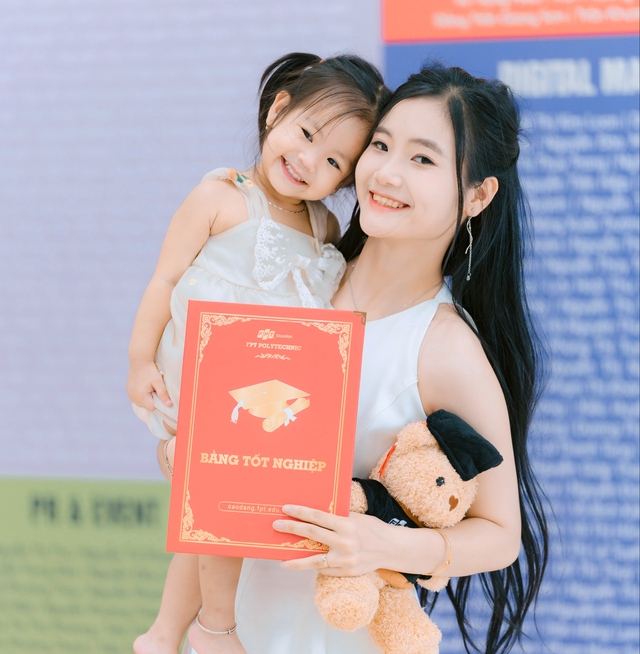 Câu chuyện cảm động về cô gái xinh đẹp bế con lên nhận bằng tốt nghiệp - Ảnh 2.