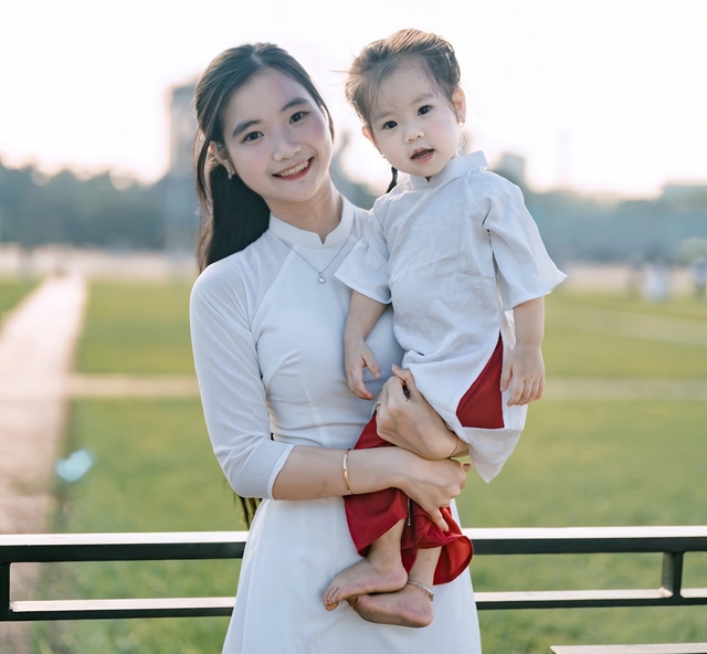 Câu chuyện cảm động về cô gái xinh đẹp bế con lên nhận bằng tốt nghiệp - Ảnh 5.