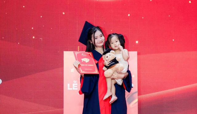 Câu chuyện cảm động về cô gái xinh đẹp bế con lên nhận bằng tốt nghiệp - Ảnh 3.