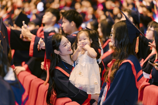 Câu chuyện cảm động về cô gái xinh đẹp bế con lên nhận bằng tốt nghiệp - Ảnh 1.