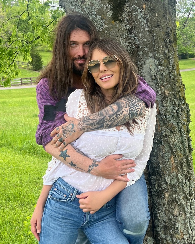 Elizabeth Hurley hé lộ chuyện tình bên cha của Miley Cyrus - Ảnh 2.