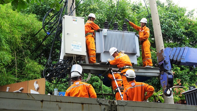 Ngành điện TP.HCM tăng cường an toàn điện mùa mưa, bão- Ảnh 3.