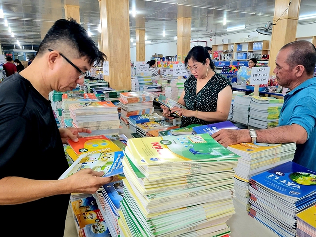 Sửa luật Giáo dục: Cần làm rõ vai trò của Bộ GD-ĐT trong làm SGK Sửa luật Giáo dục: Cần làm rõ vai trò của Bộ GD-ĐT trong làm SGK