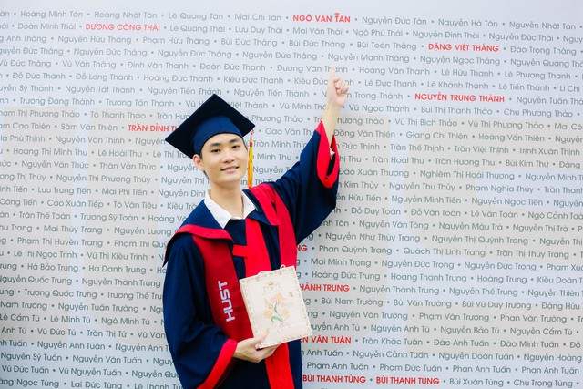 Bài phát biểu xúc động của chàng trai Bách khoa tốt nghiệp xuất sắc vượt tiến độ Bài phát biểu xúc động của chàng trai Bách khoa tốt nghiệp xuất sắc vượt tiến độ