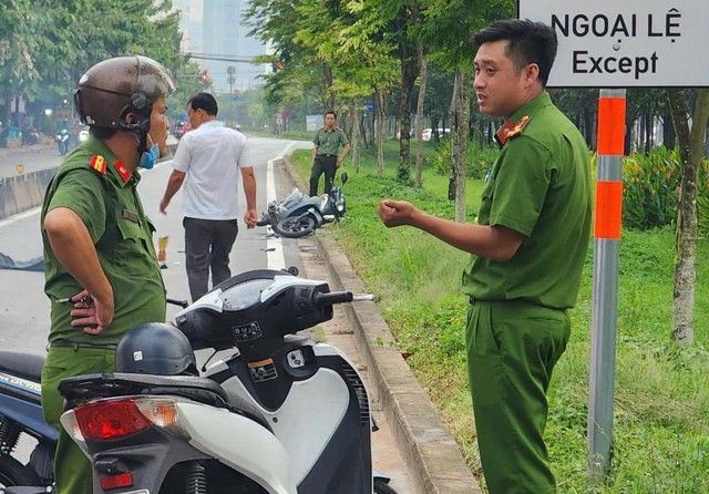 TP.HCM: Ô tô công nghệ chạy ngược chiều tông 1 người tử vong TP.HCM: Ô tô công nghệ chạy ngược chiều tông 1 người tử vong