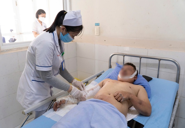 Quảng Nam: Phát nổ ở nhà máy nam châm, nhiều công nhân nhập viện - Ảnh 2.