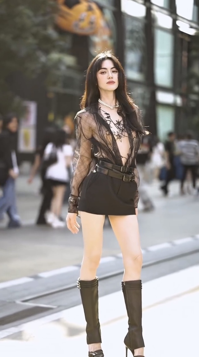 ลิซ่า ใหม่ ดาวิกา เปีย วูร์ตซบัค อวดหุ่นในชุดดีไซเนอร์ชาวเวียดนาม - ภาพที่ 2