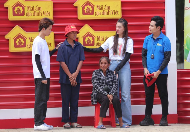 Xót xa cảnh vợ chồng U.70 bán vé số, chạy xe ôm nuôi cháu mồ côi Xót xa cảnh vợ chồng U.70 bán vé số, chạy xe ôm nuôi cháu mồ côi