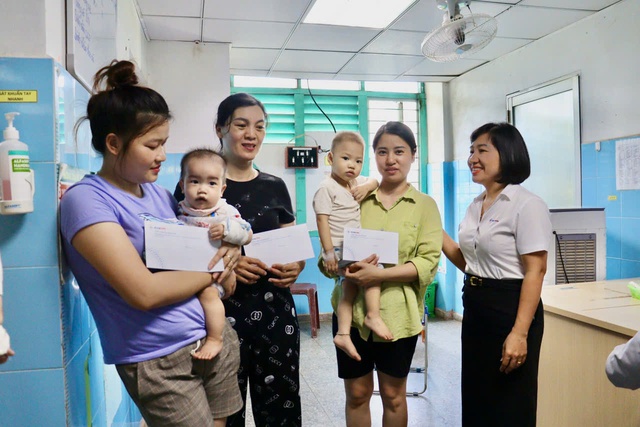 Nữ c&ocirc;ng PC Quảng B&igrave;nh lan tỏa y&ecirc;u thương nh&acirc;n Ng&agrave;y Quốc tế thiếu nhi- Ảnh 2.