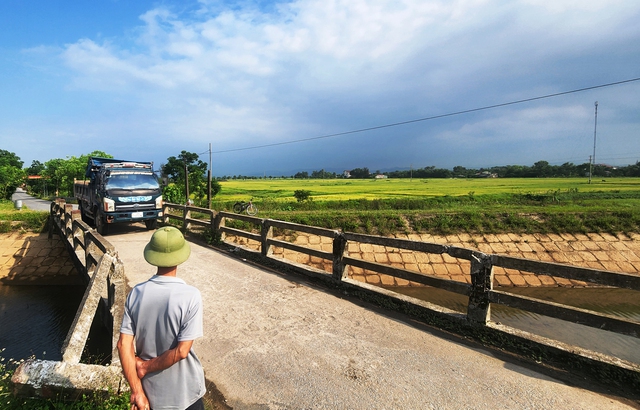 Bất ổn trên cầu dân sinh qua kênh hồ Kẻ Gỗ - Ảnh 2.