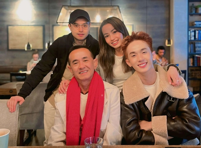 Chàng trai dẫn ba mắc ung thư giai đoạn cuối du lịch châu Âu Chàng trai dẫn ba mắc ung thư giai đoạn cuối du lịch châu Âu
