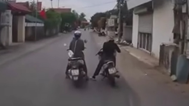 Hai người phụ nữ ngang nhiên dừng xe máy giữa đường… để ‘tám chuyện’ Hai người phụ nữ ngang nhiên dừng xe máy giữa đường… để ‘tám chuyện’