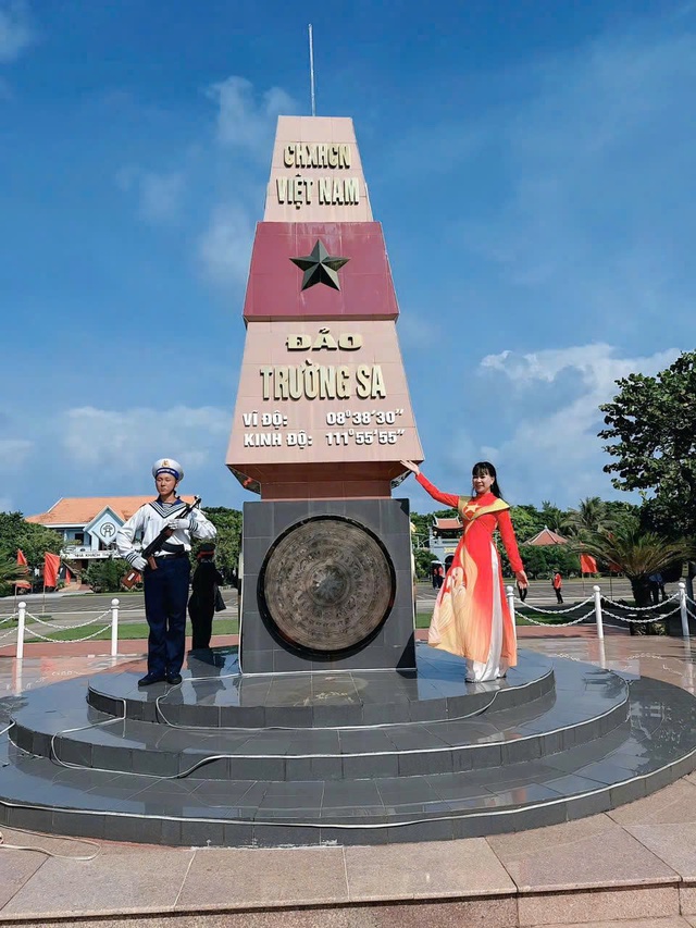 Hoa hậu Võ Thu Sương đến Trường Sa tặng quà cho cán bộ chiến sĩ  - Ảnh 1.