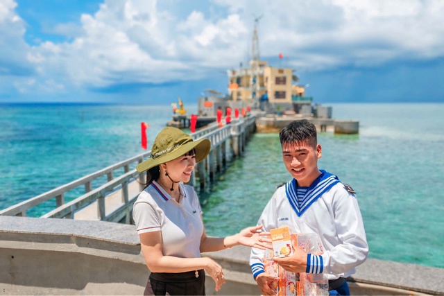 Hoa hậu Võ Thu Sương đến Trường Sa tặng quà cho cán bộ chiến sĩ  - Ảnh 2.
