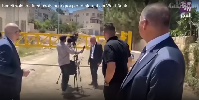 Quân đội Israel ‘bắn cảnh cáo’ vào 25 nhà ngoại giao thăm Bờ Tây Quân đội Israel ‘bắn cảnh cáo’ vào 25 nhà ngoại giao thăm Bờ Tây