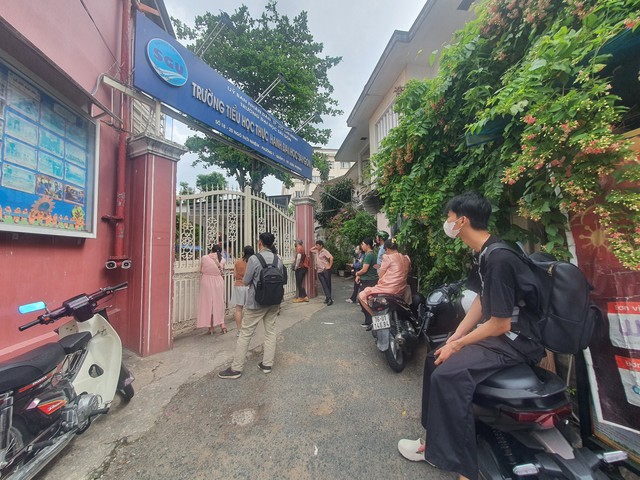 Trường ‘nóng’ của TP.HCM hết cảnh xếp hàng xuyên đêm mua hồ sơ vào lớp 1 Trường ‘nóng’ của TP.HCM hết cảnh xếp hàng xuyên đêm mua hồ sơ vào lớp 1