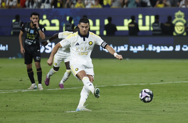 Ronaldo tiến gần cột mốc 1.000 bàn thắng, làm rõ tương lai với Al Nassr Ronaldo tiến gần cột mốc 1.000 bàn thắng, làm rõ tương lai với Al Nassr