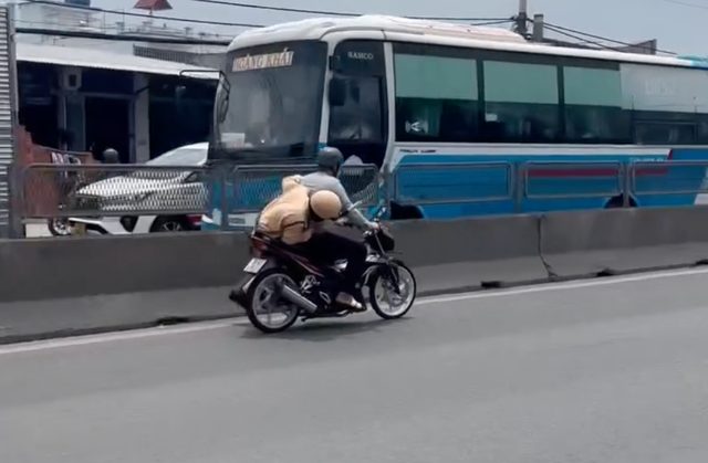Xác minh clip CSGT TP.HCM bị người đi xe máy kéo trên đường Xác minh clip CSGT TP.HCM bị người đi xe máy kéo trên đường