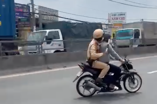 Xác minh clip CSGT TP.HCM bị người đi xe máy kéo một đoạn trên đường - Ảnh 2.