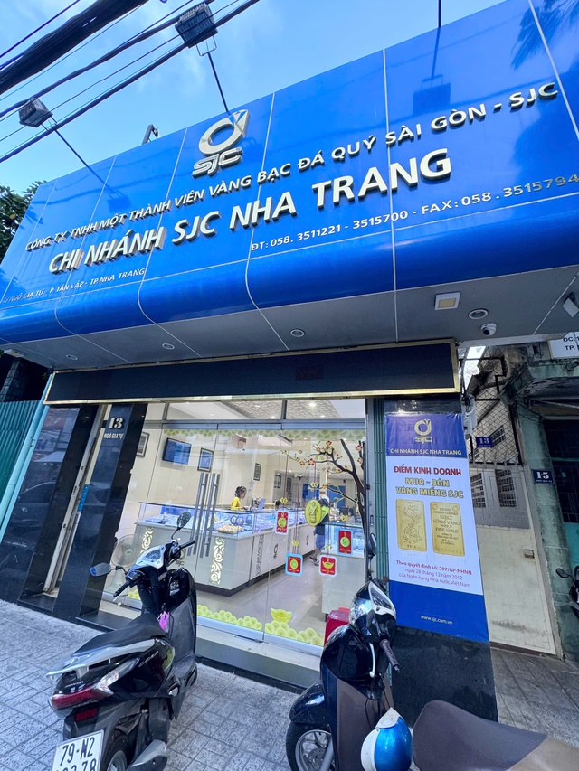 Một số điểm kinh doanh đã treo bảng bán vàng miếng SJC- Ảnh 2. Một số điểm kinh doanh đã treo bảng bán vàng miếng SJC- Ảnh 2.