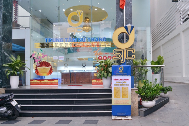 Một số điểm kinh doanh đã treo bảng bán vàng miếng SJC- Ảnh 1. Một số điểm kinh doanh đã treo bảng bán vàng miếng SJC- Ảnh 1.